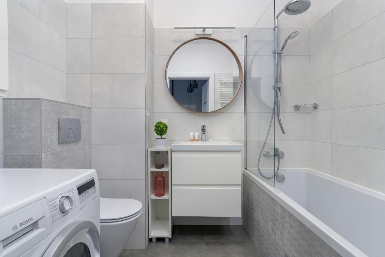 Stylish & Comfy Garbary Apartments With Parking By Noclegi Renters Poznań Extérieur photo