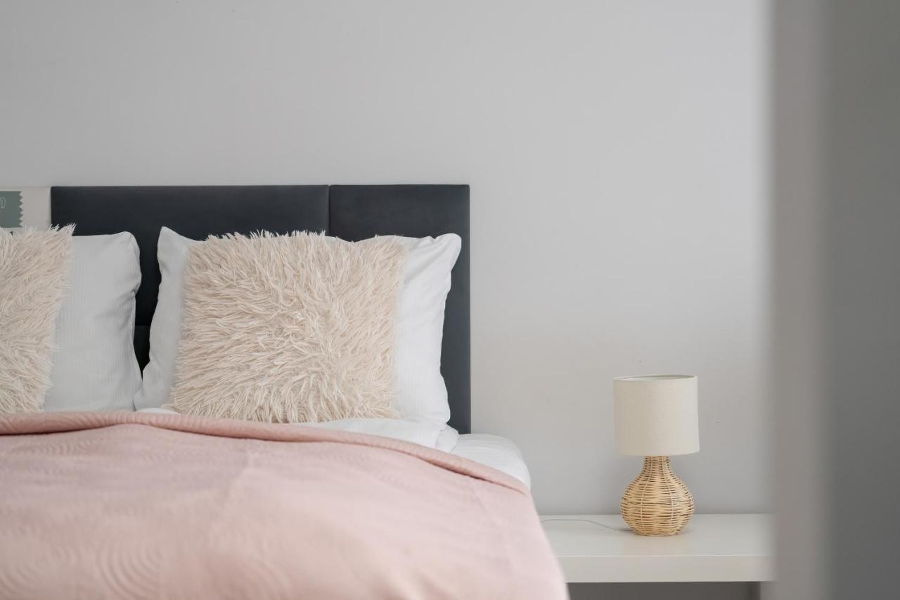 Stylish & Comfy Garbary Apartments With Parking By Noclegi Renters Poznań Extérieur photo
