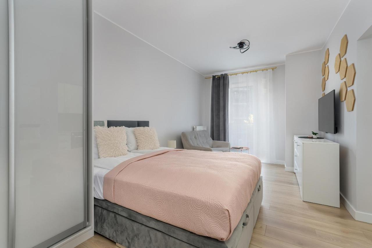 Stylish & Comfy Garbary Apartments With Parking By Noclegi Renters Poznań Extérieur photo